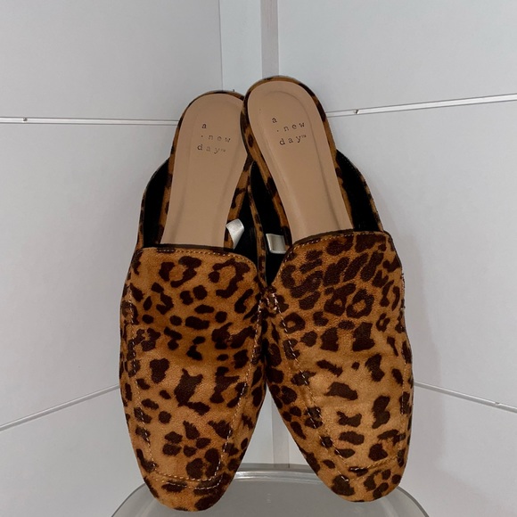 Cute leopard print slides! - Picture 4 of 5